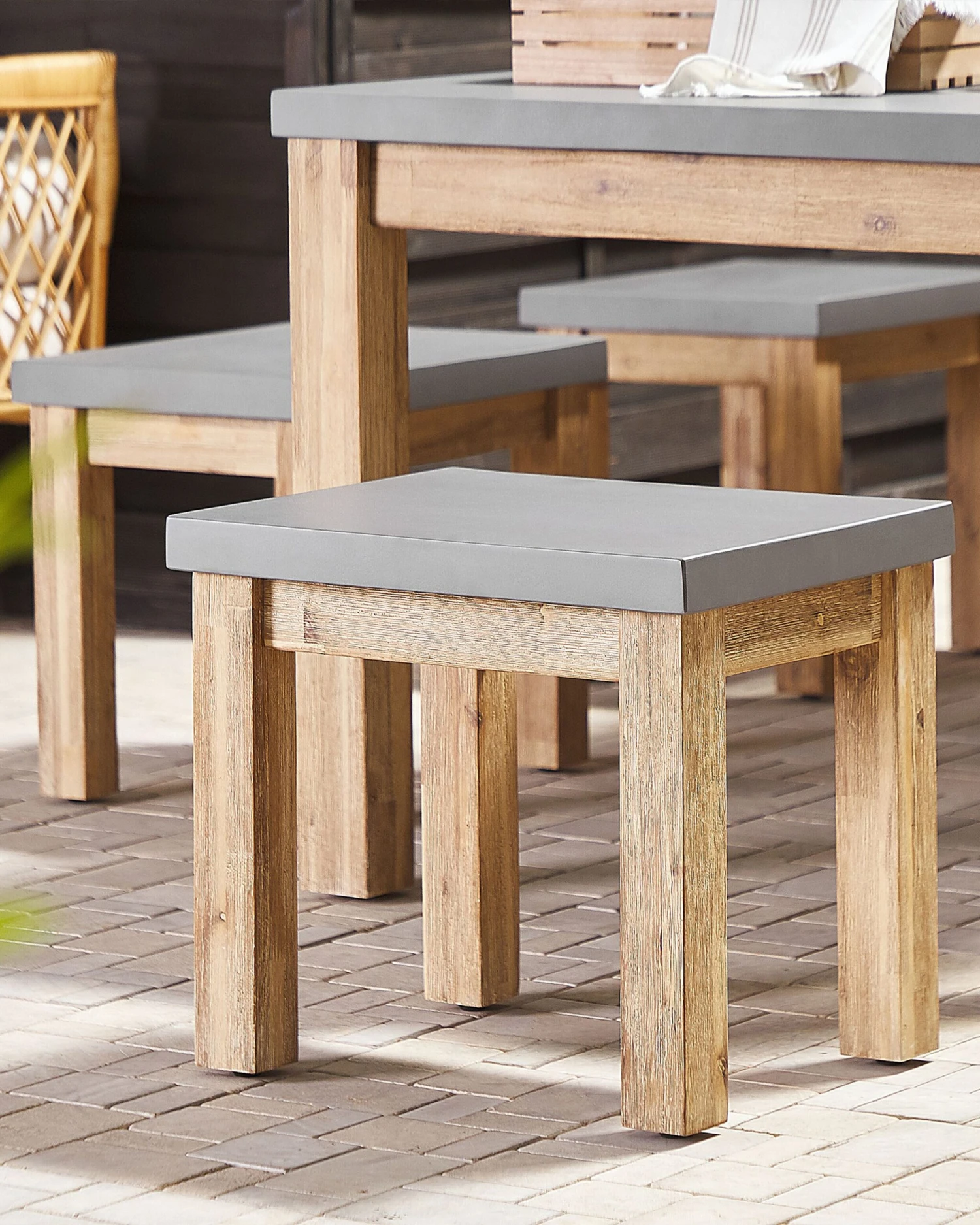 Gartenstuhl Beton / Akazienholz Grau / Heller Holzfarbton 2er Set OSTUNI 2 Gartenstuhl Beton / Akazienholz Grau / Heller Holzfarbton 2er Set OSTUNI – Bild 2