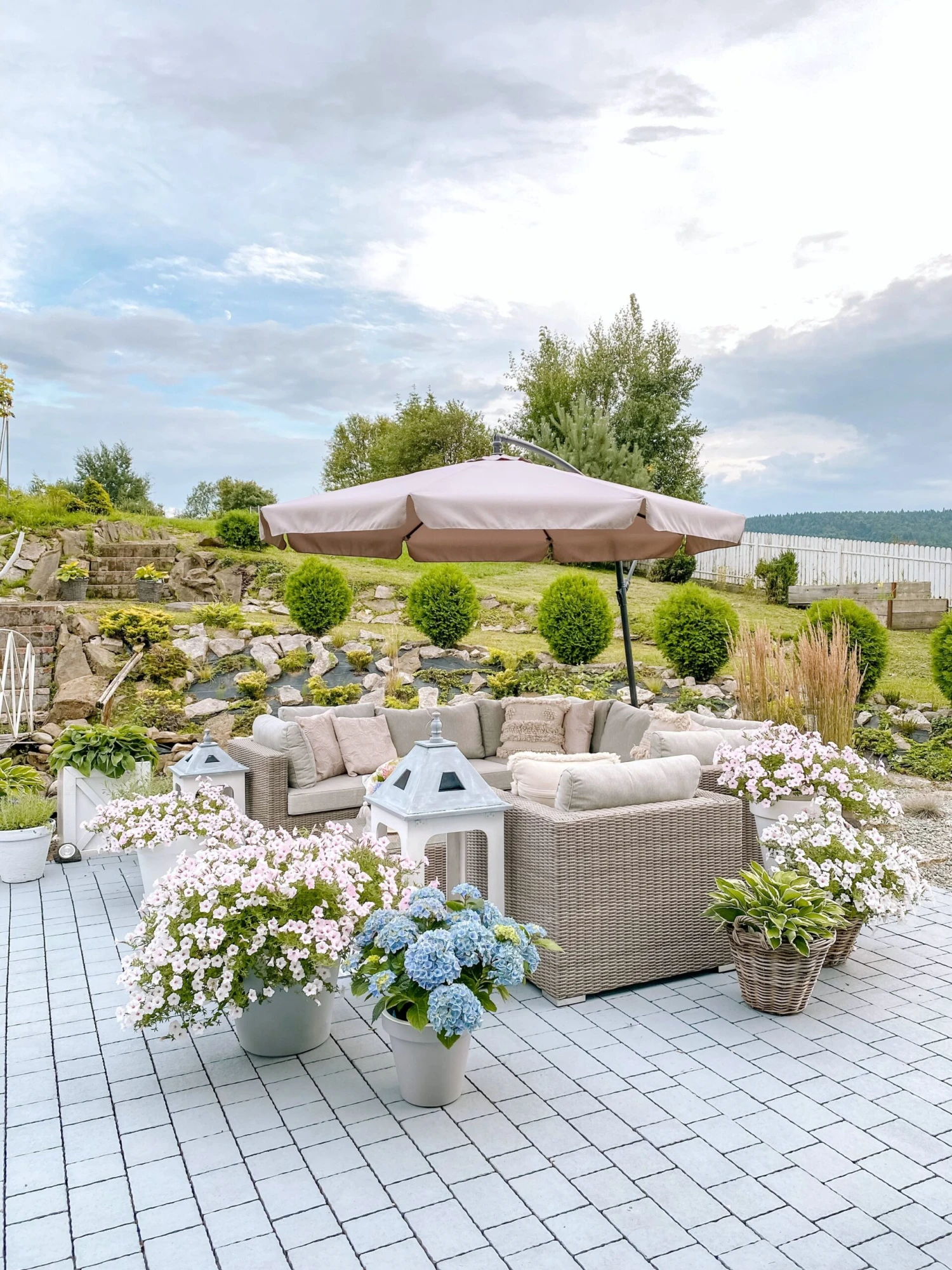 Lounge Set Rattan Taupe 6-Sitzer Linksseitig Auflagen Hellgrau CONTARE 3 Lounge Set Rattan Taupe 6-Sitzer Linksseitig Auflagen Hellgrau CONTARE – Bild 3