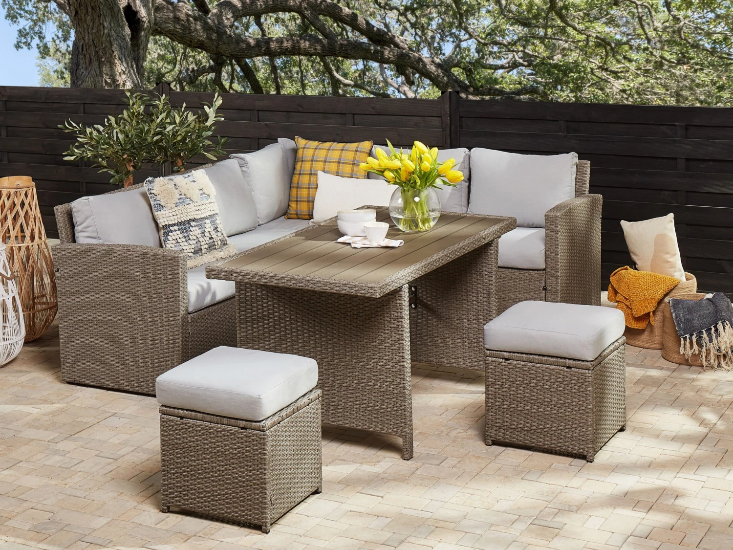 Lounge Set Rattan Taupe 5-Sitzer Auflagen Hellgrau BARDI 2 Lounge Set Rattan Taupe 5-Sitzer Auflagen Hellgrau BARDI – Bild 2