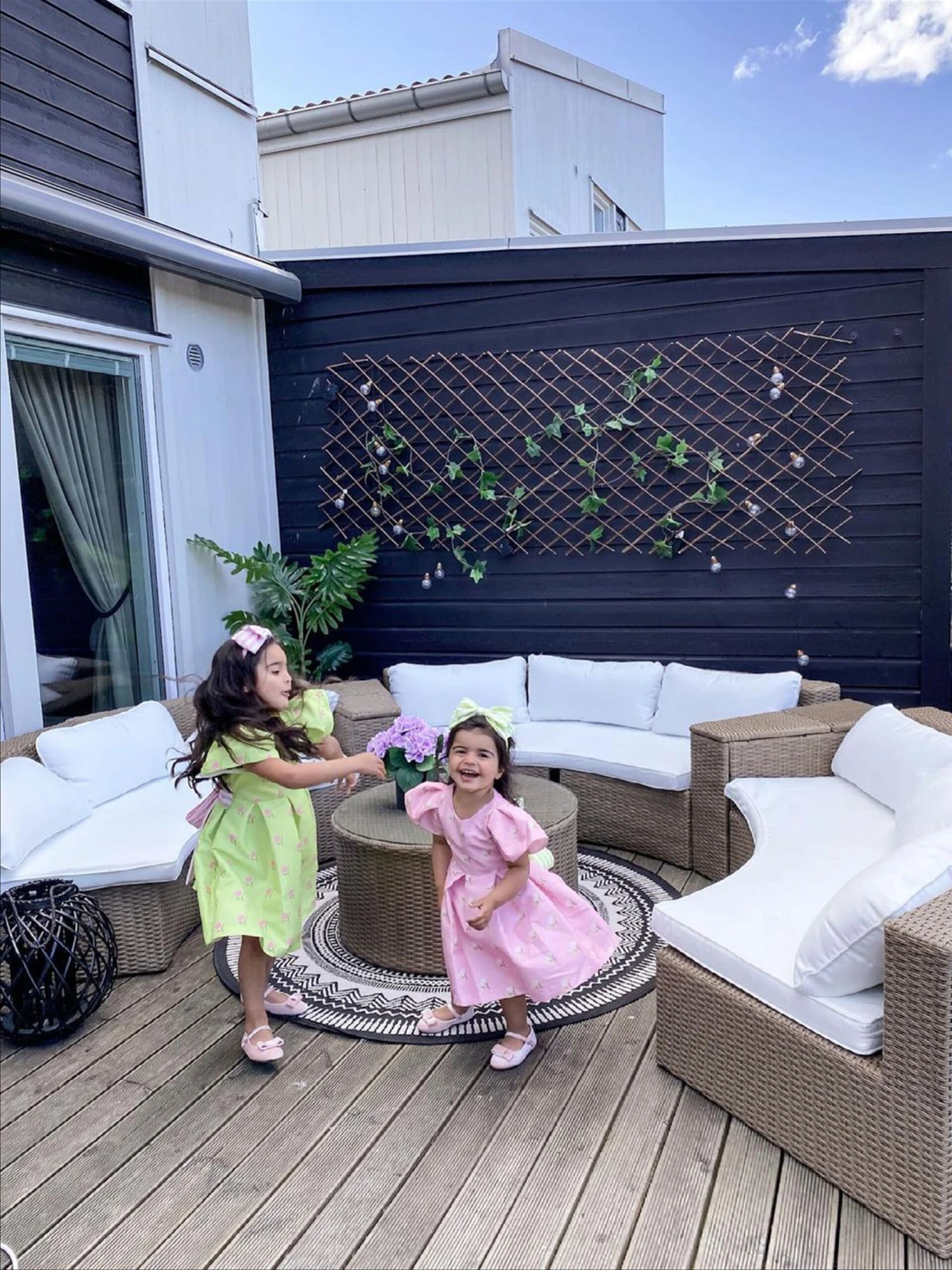 Lounge Set Rattan Hellbraun 9-Sitzer Rund Auflagen Weiß SEVERO 5 Lounge Set Rattan Hellbraun 9-Sitzer Rund Auflagen Weiß SEVERO – Bild 5