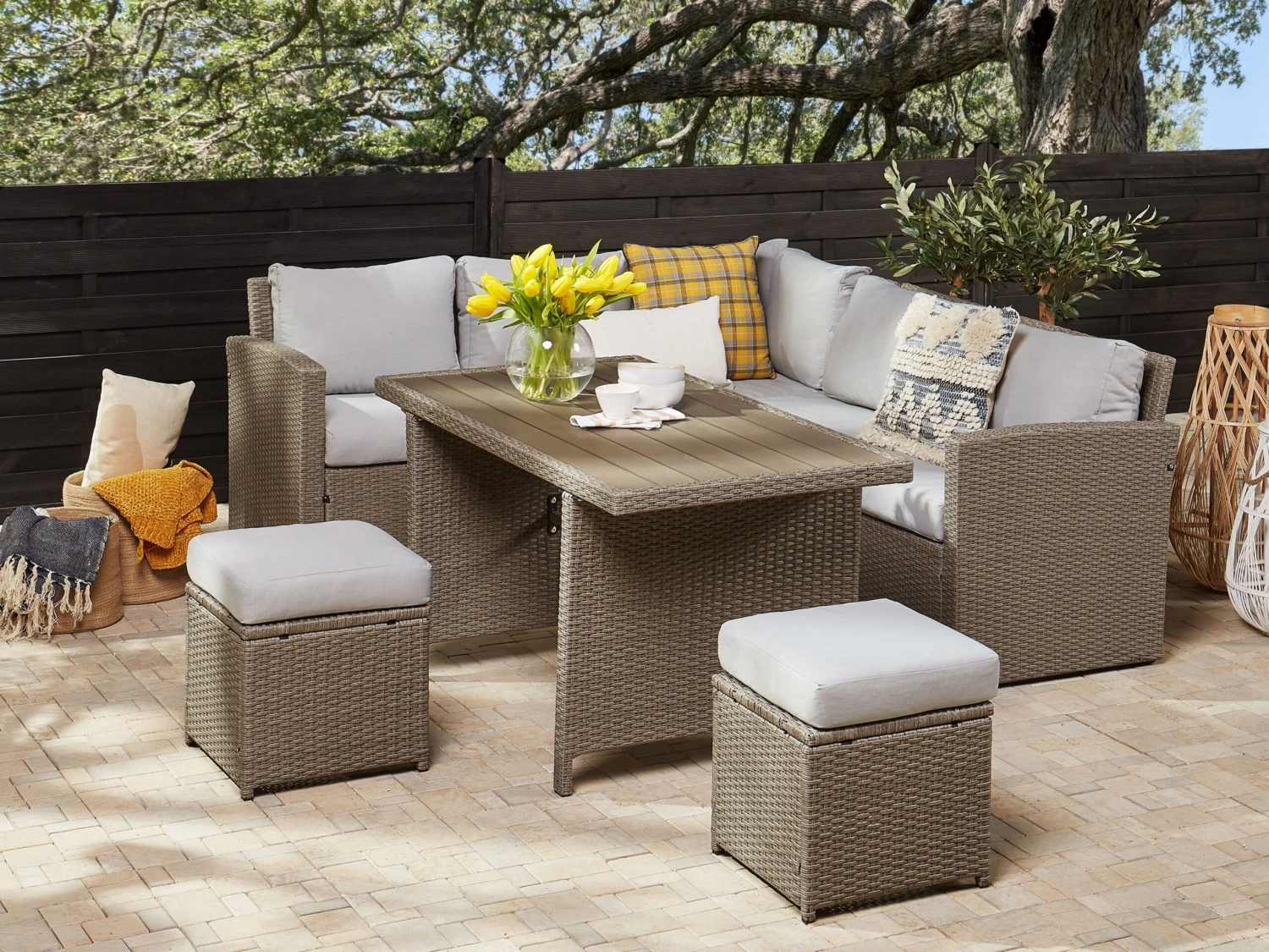 Lounge Set Rattan Taupe 5-Sitzer Auflagen Hellgrau BARDI 3 Lounge Set Rattan Taupe 5-Sitzer Auflagen Hellgrau BARDI – Bild 3